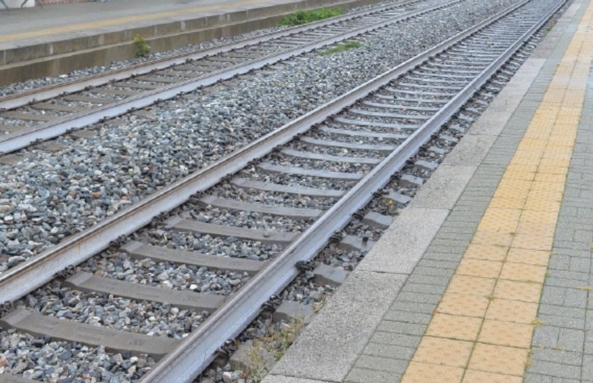 Meda: si sdraia e dorme sui binari interrompendo la circolazione dei treni. “Avevo sonno”