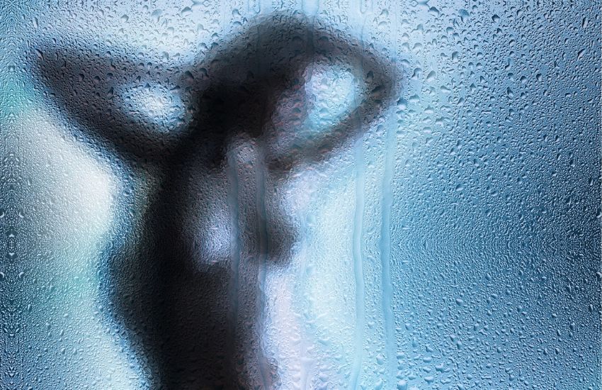 Arbitro beccato in “fuori gioco”: filmava le sue allieve nude sotto la doccia