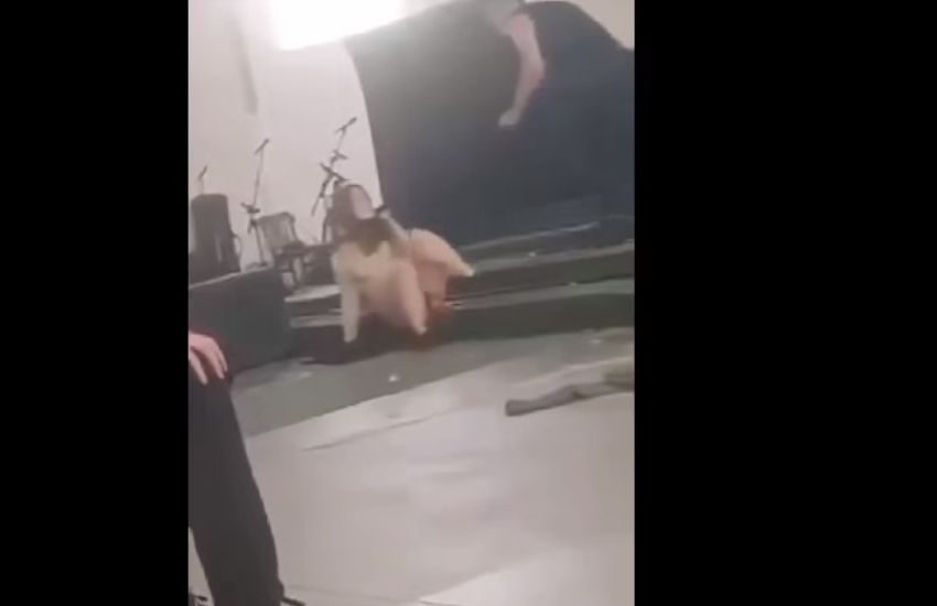 Spogliata, insultata e picchiata in chiesa davanti a ragazzini traumatizzati: “Scene da Medioevo” [VIDEO]