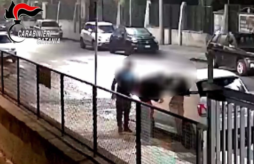 [VIDEO] Caltagirone, ladri d’auto in trasferta beccati delle telecamere, denunciato 25enne