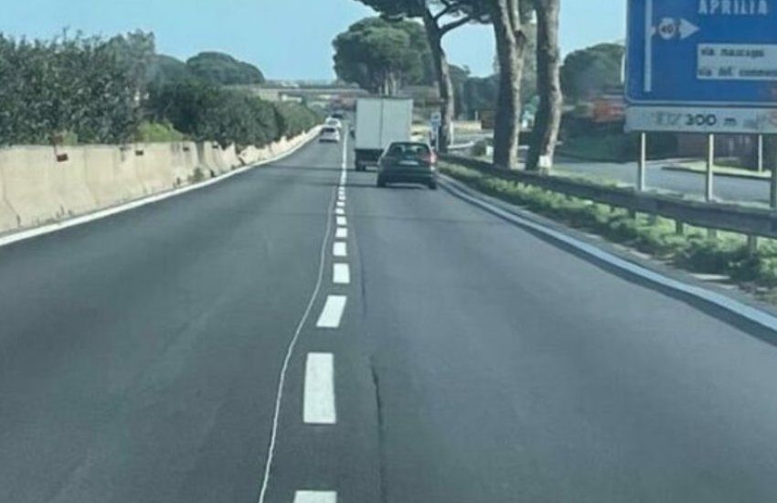 Segnaletica “storta” lungo la via Pontina; la foto diventa virale