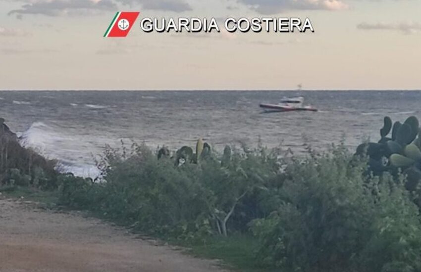 Paura nel Salento. Disperso in mare per tre ore mentre fa windsurf