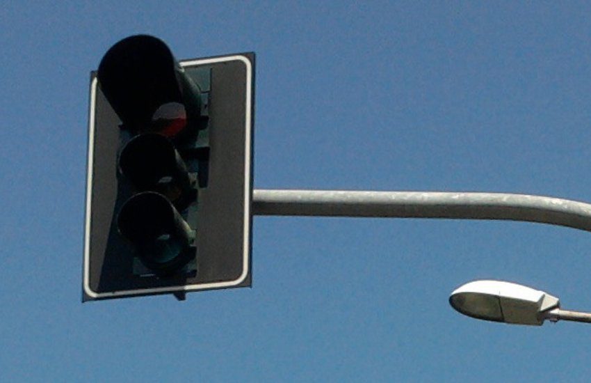 Semaforo spento all’incrocio: violento scontro tra tre auto