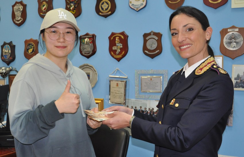 Trova un portafogli pieno di soldi e lo porta alla polizia di Latina: restituito ad una studentessa cinese