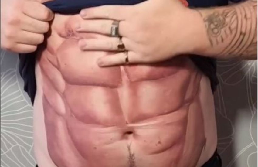 Non riesce a dimagrire ma trova la soluzione “geniale”: si fa tatuare gli addominali sul corpo [VIDEO]