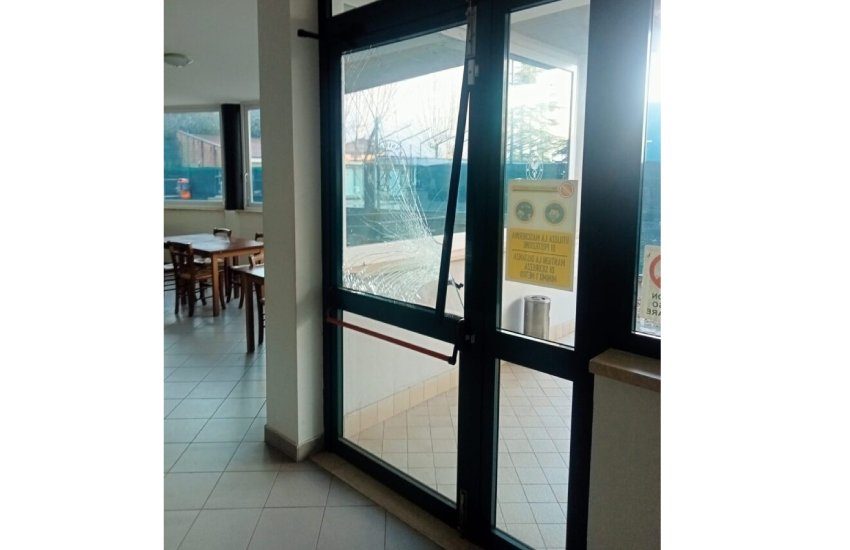 Sezze, ladri in azione presso il bar del Tennis Club: la scena ripresa dalle telecamere di sicurezza