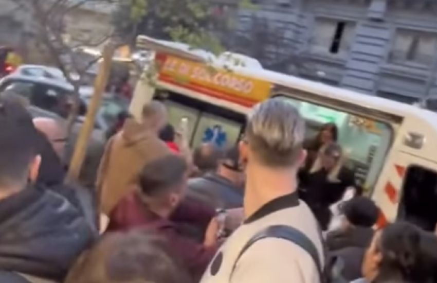 Napoli: ambulanza a sirene spiegate usata per portare un Tiktoker all’inaugurazione di un negozio
