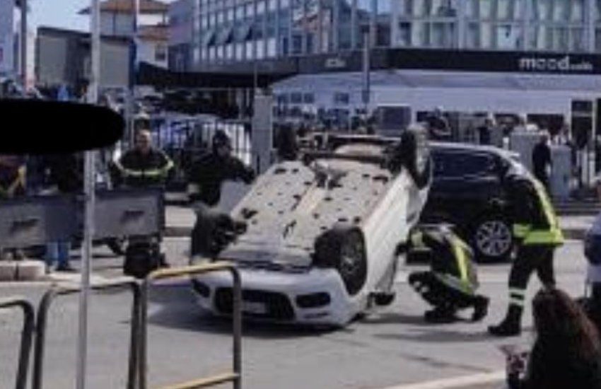 Caos alla rotonda del Piccarello a Latina: auto finisce ruote all’aria. Due donne ferite