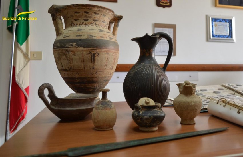 FOTO – Un tesoro inestimabile di reperti archeologici scovato dalla Finanza in una casa in provincia di Latina