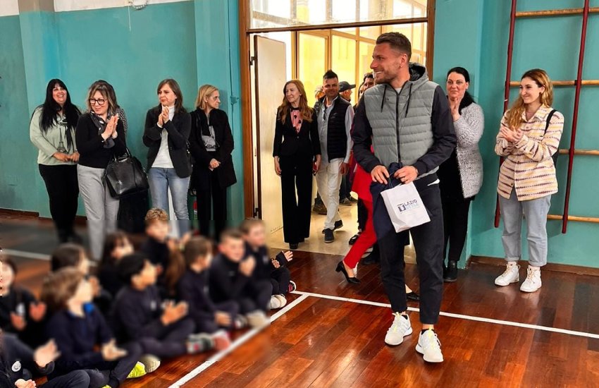 FOTO – C’era anche Ciro Immobile, a Sezze, alla cerimonia di intitolazione della palestra della scuola al piccolo Alessio Cipolla
