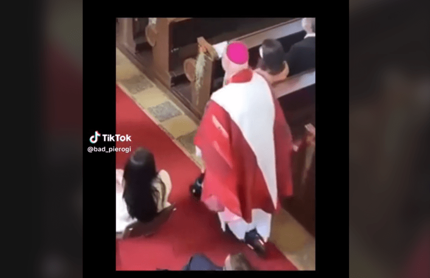 Il vescovo che sfreccia col monopattino in chiesa: il video diventato virale