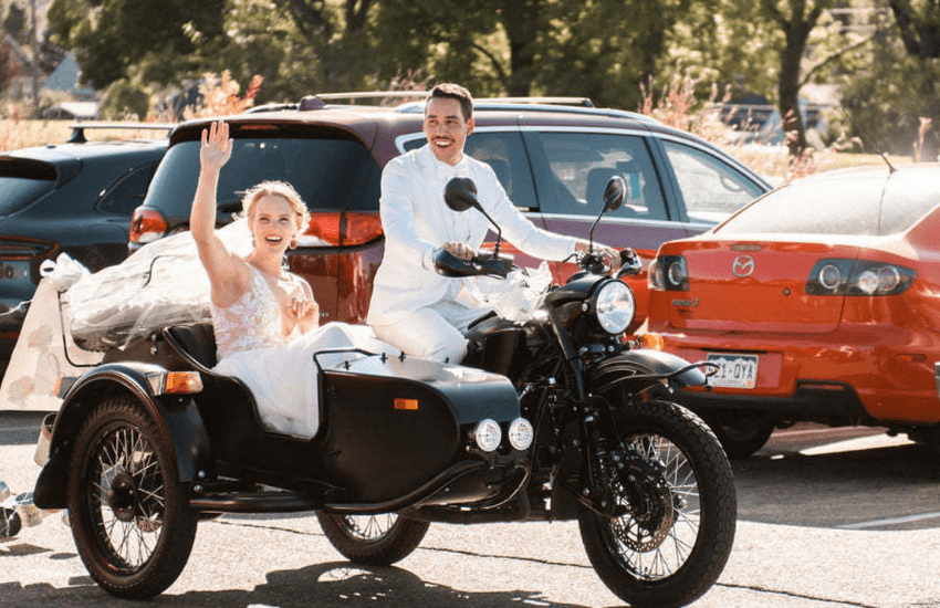 Coppia di neo sposi americani fa il giro del mondo in sidecar: arrivati a Bari glielo rubano