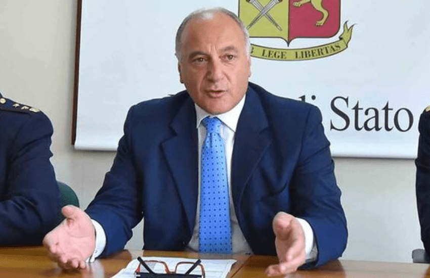 Ostia, sfondano la porta per lo sfratto ma è la casa sbagliata: ci abita il questore di Roma