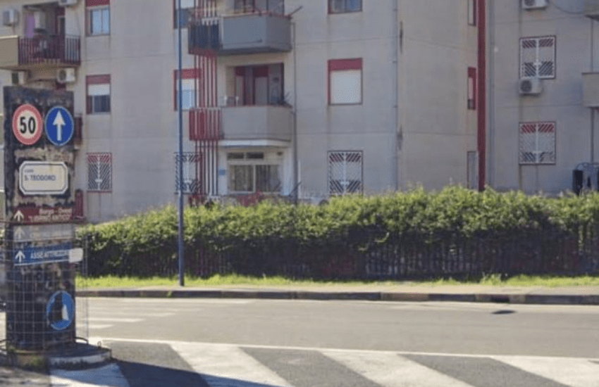 Catania, si barrica in casa e spara con la pistola: la polizia prova coi mediatori