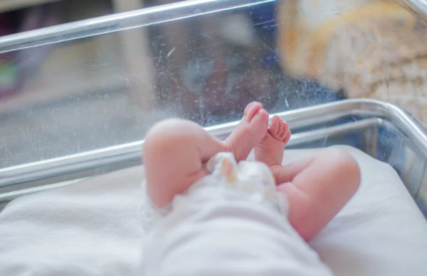 Taranto, trovato neonato vivo in una busta vicino ai cassonetti, portato in ospedale