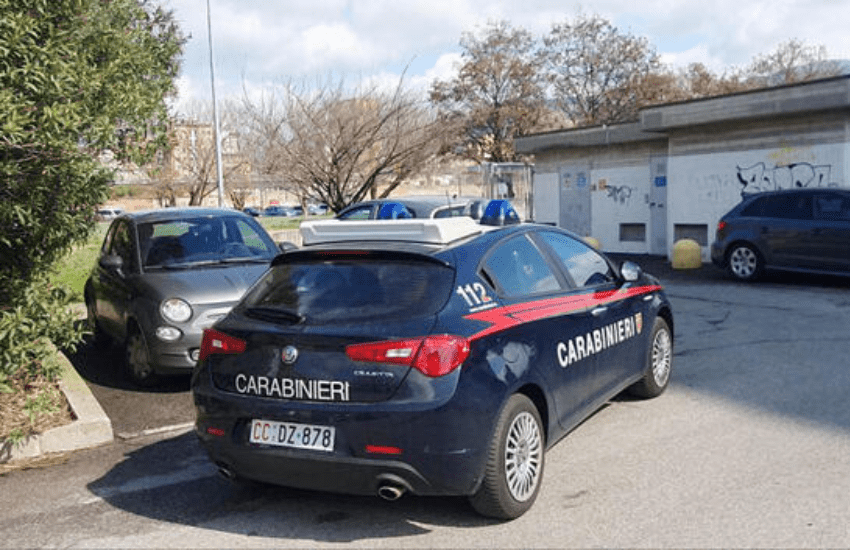 Brescia: abbandona i 4 figli sul marciapiede per fare dispetto alla moglie