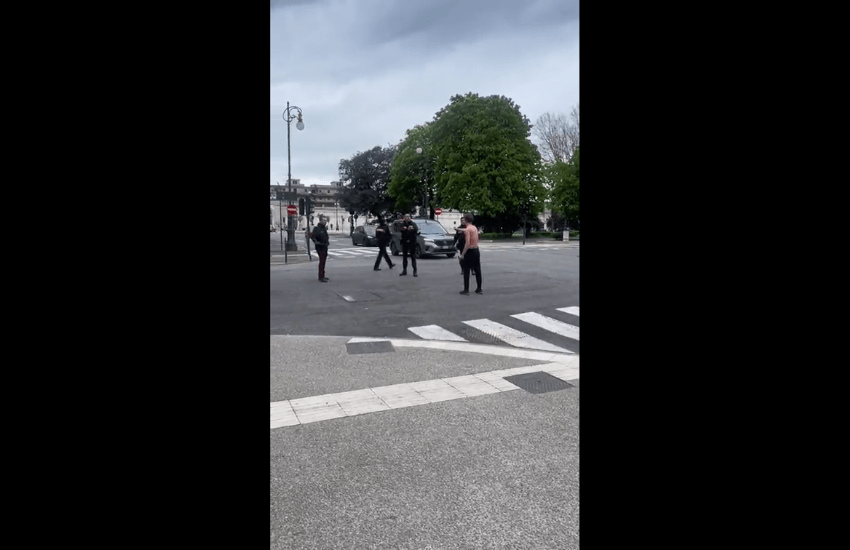 Trieste: prende a testate l’auto dei carabinieri e viene bloccato col taser (VIDEO)