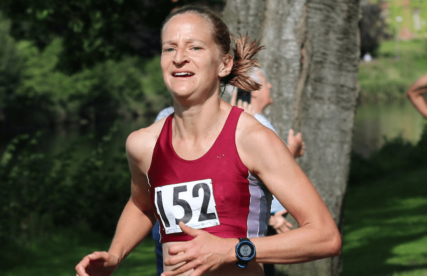 Maratona da record, ma i giudici scoprono che ha usato l’auto: squalificata