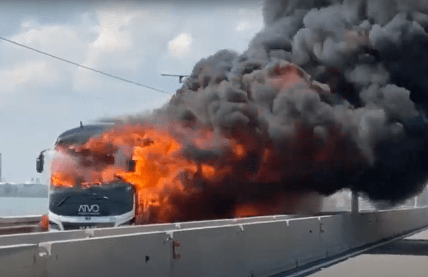Venezia: autobus in fiamme blocca il ponte che collega a Mestre (VIDEO)