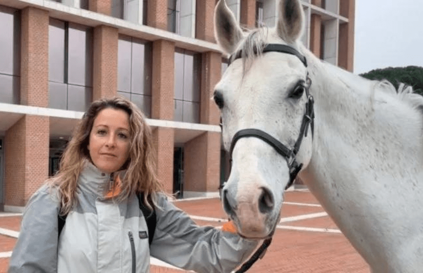 Cesena: le negano lo smart working e va a lavoro a cavallo