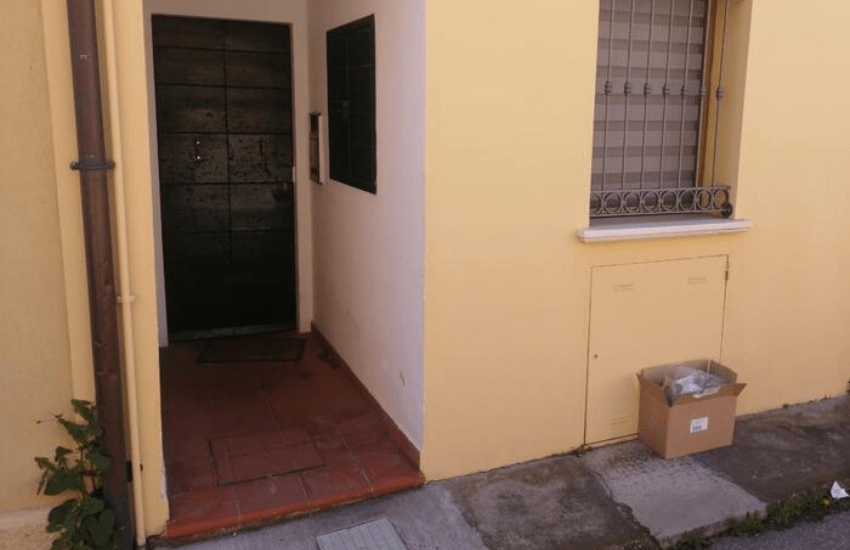 Pesaro, il giallo della donna colpita al volto con un mattone: versa in gravi condizioni