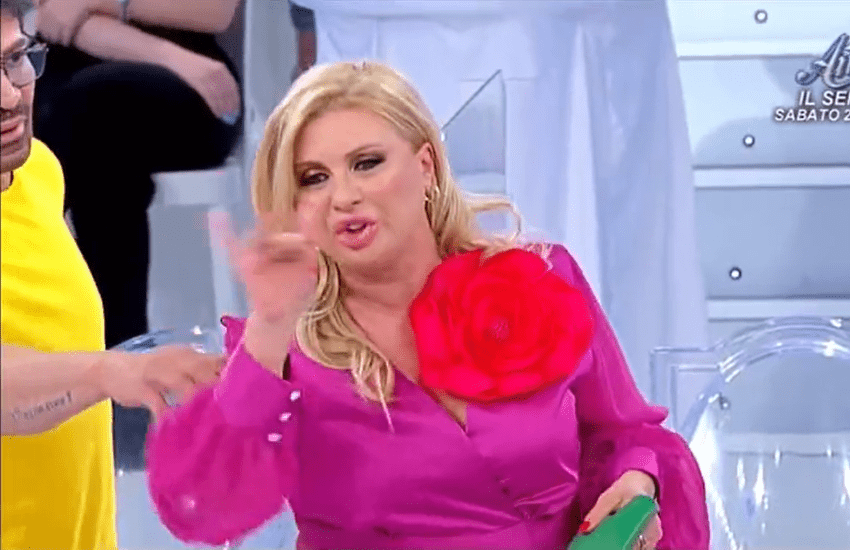 Uomini e Donne, Tina Cipollari offende pesantemente Elio: “Maria chiama il 113” (VIDEO)