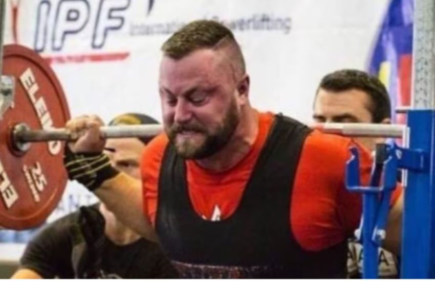 “Mi sento donna”, si iscrive ad una gara di powerlifting femminile e straccia il record