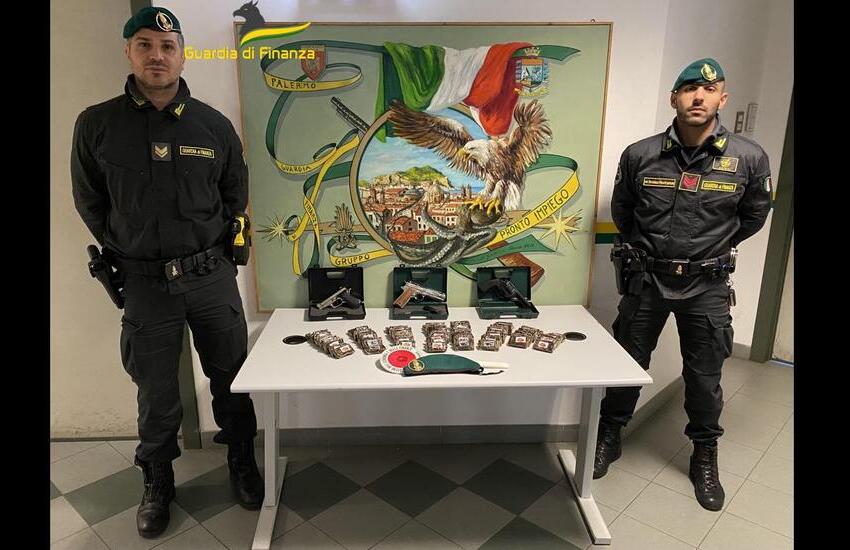 Palermo, Montegrappa: trovati 68 panetti di hashish e 3 pistole in una stalla