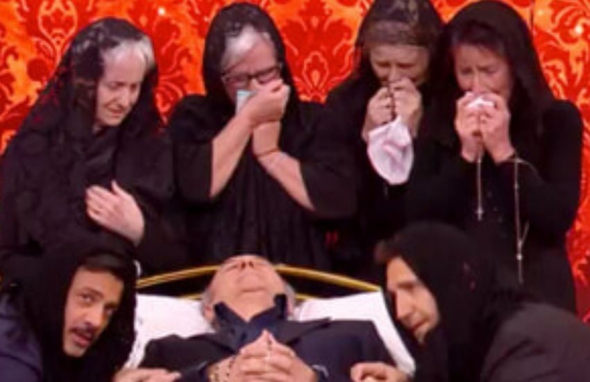 Felicissima sera, inquietante sketch. Celebrato finto funerale a Gerry Scotti