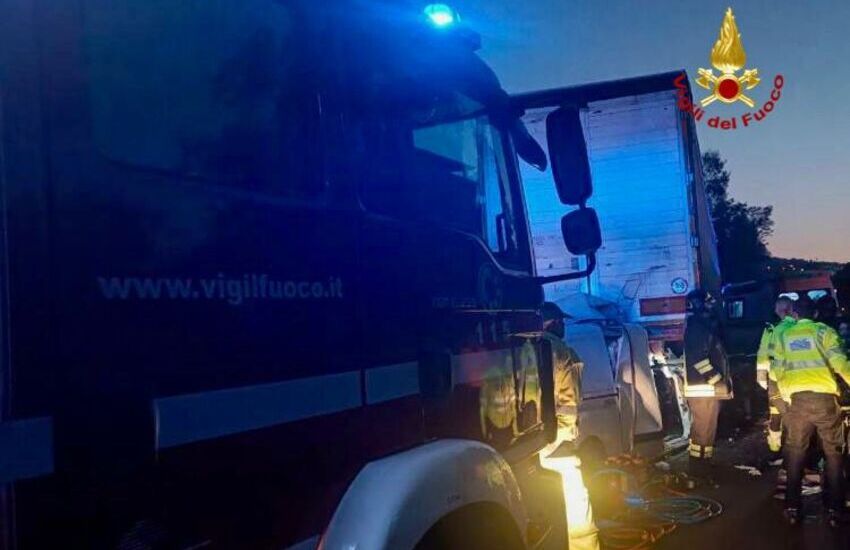 Tragedia sulla Catania-Messina, furgone si schianta contro Tir: morto l’autista – FOTO