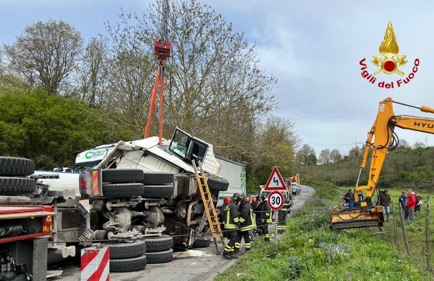 FOTO e VIDEO – Incidente tra due tir in provincia di Latina; Vigili del Fuoco al lavoro per salvare i conducenti