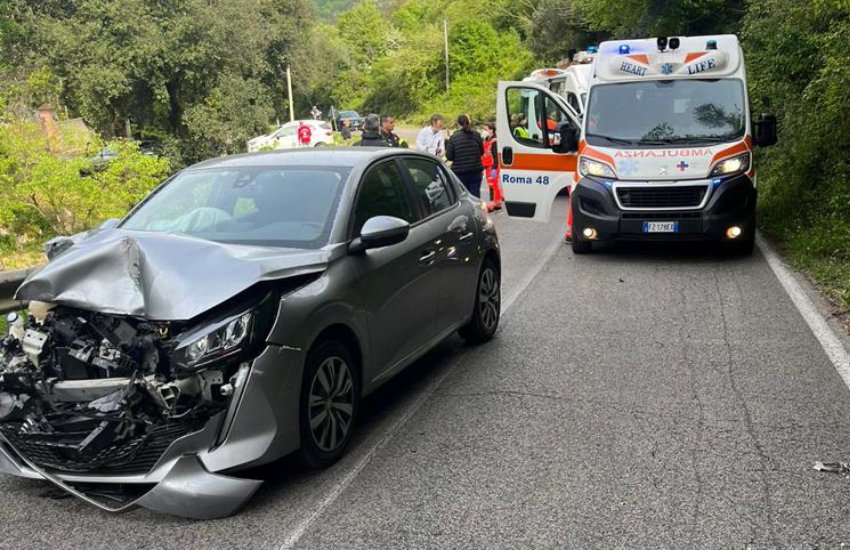 FOTO – Ennesimo incidente stradale in provincia di Latina: feriti gravemente due diciottenni