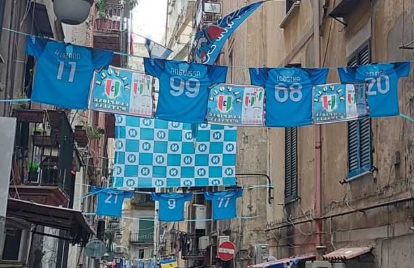 Caserta: addobbi per lo scudetto del Napoli, tifoso avversario chiama i vigili e li fa rimuovere