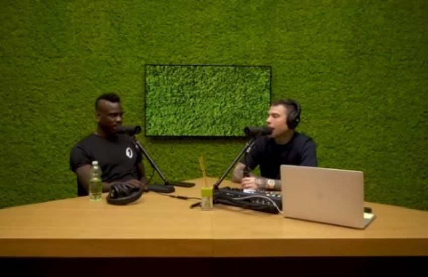 Mario Balotelli si confida con Fedez senza filtri: “Rapporto complesso ma vero con mio fratello. Il mio più grande rimpianto è…”