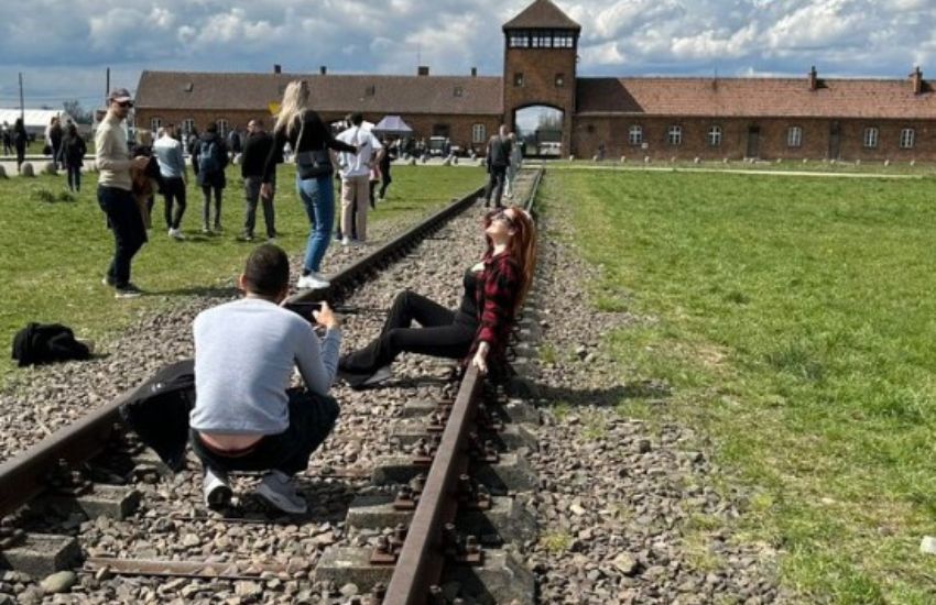 Turismo dell’orrore: selfie e foto in posa nel campo di concentramento di Birkenau. La foto che indigna il web