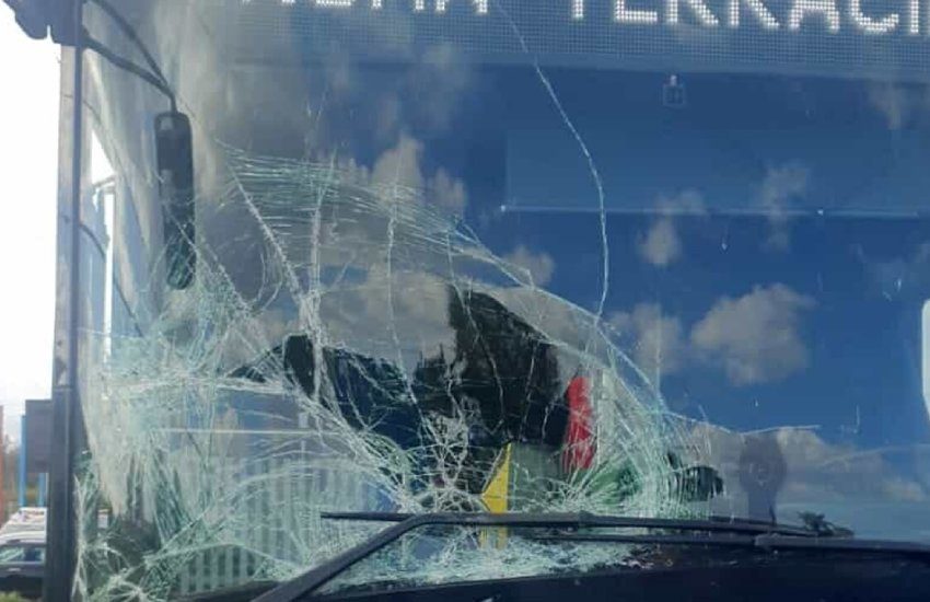 Grave incidente lungo la Pontina tra un furgone ed un bus del Cotral: 2 feriti