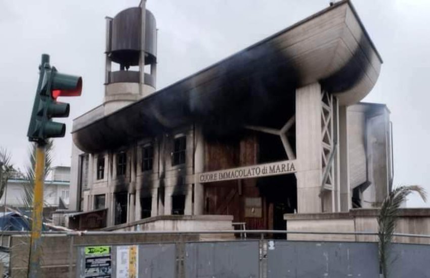 VIDEO – Devastante incendio alla Chiesa Don Bosco di Formia