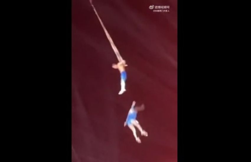 Trapezista manca la presa e la compagna precipita nel vuoto: choc in diretta al circo