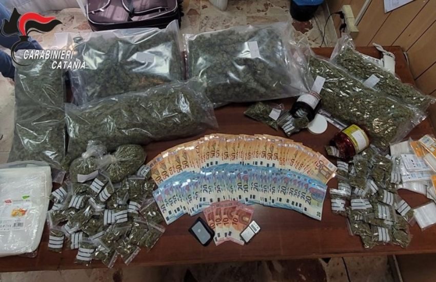 Pedara, beccata coppia di giovani spacciatori “intraprendenti”: arrestati