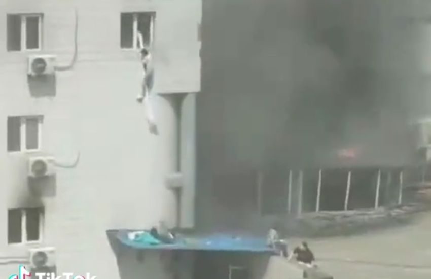 Incendio all’ospedale di Pechino, pazienti si calano con i lenzuoli: 29 morti. Video choc