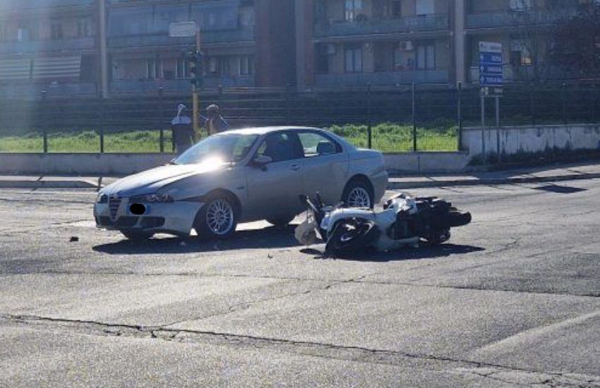 Incidente tra auto e moto all’incrocio delle autolinee di Latina; un ferito trasportato in ospedale