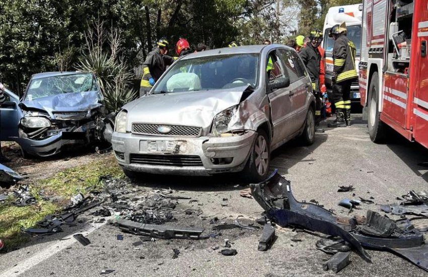 Groviglio di auto in via Isonzo: almeno otto i feriti. Donna elitrasportata a Roma in gravi condizioni