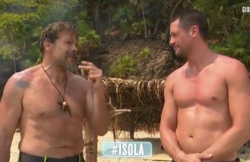 Fuoco e fiamme a “L’isola dei Famosi”, la “furbata” costa cara a Christopher. Gli altri naufraghi furiosi con lui: “Ha imbrogliato” [VIDEO]