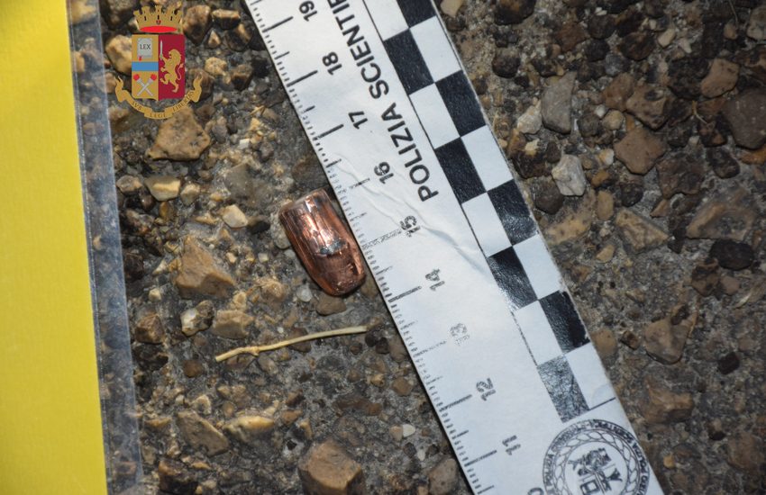 Minaccia e aggredisce anziano, poi spara contro il portone di casa di chi lo aveva difeso. Arrestato 36enne