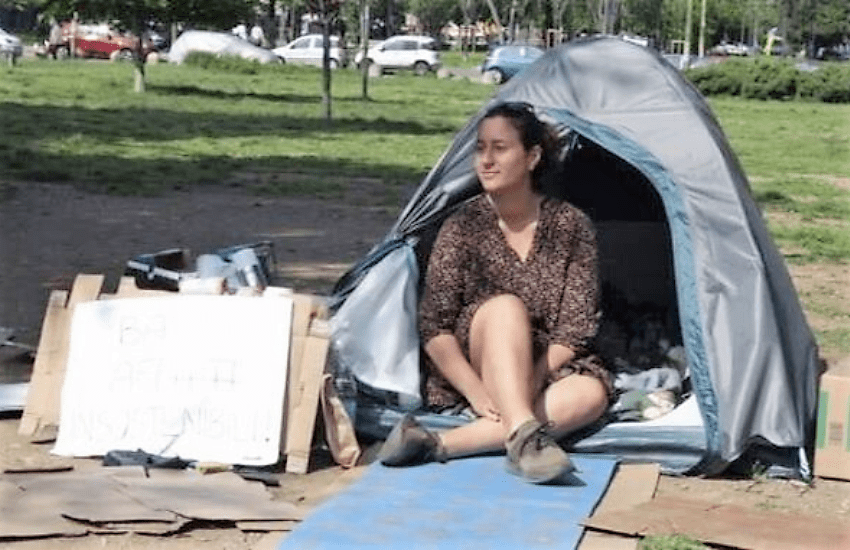 Milano, la battaglia di Ilaria Lamera: in tenda di fronte al Politecnico (VIDEO)