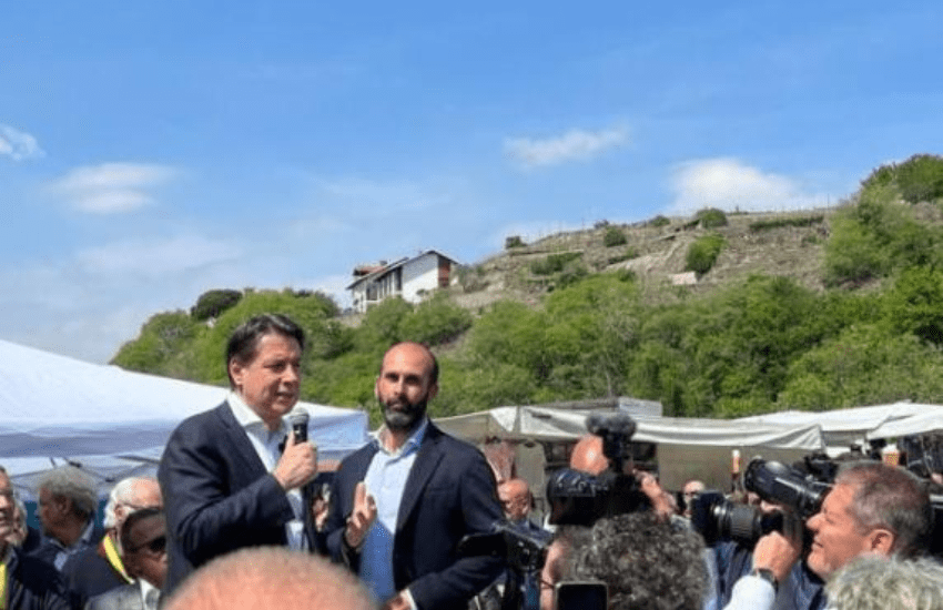 Massa: Giuseppe Conte colpito al volto da un no vax