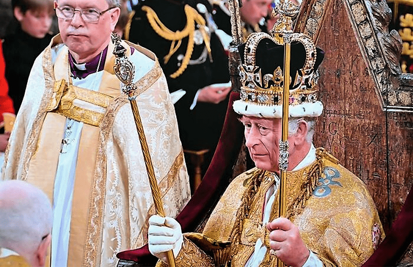 Re Carlo III indossa la corona: “Sono qui per servire” (VIDEO)