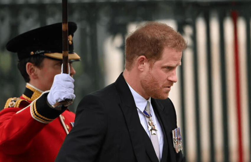 Re Carlo III, l’incoronazione: il figlio Harry relegato in terza fila