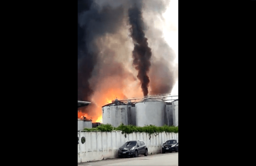 Faenza, dopo l’inondazione un altro dramma: panico per un vasto incendio (VIDEO)