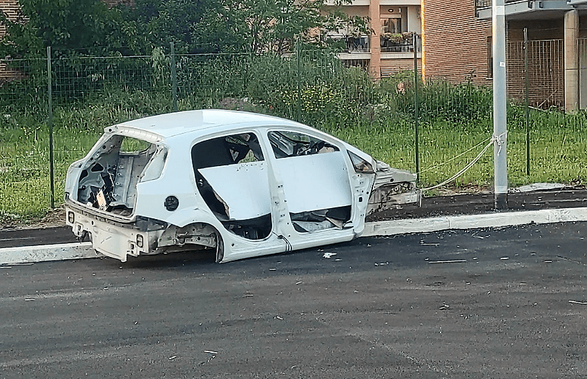 Roma: cannibalizzano auto e legano il telaio a un lampione